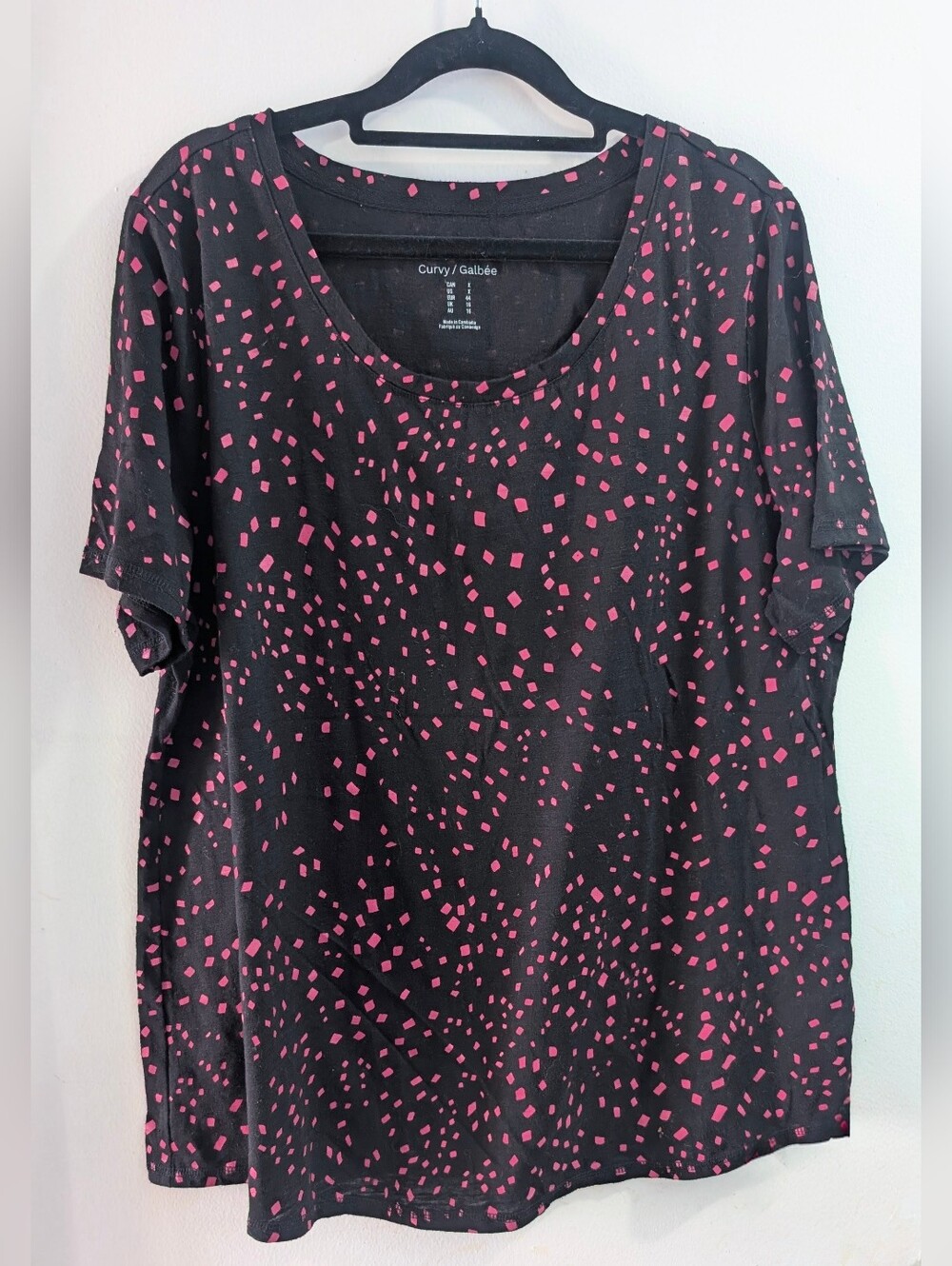 Reitmans In Every Story Black Tee with Pink Confetti Print Size XL